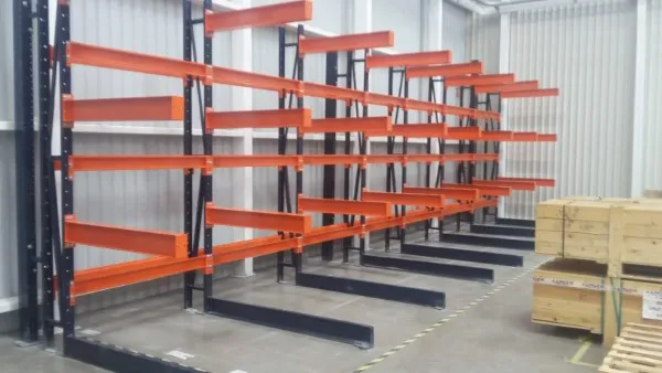  Instalación y desinstalación de racks de color naranja, ideales para optimizar el espacio de almacenamiento en cualquier bodega.